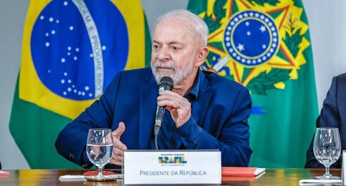 Este projeto visa regulamentar os cassinos em estabelecimentos físicos em todo o território brasileiro. Veja artigo